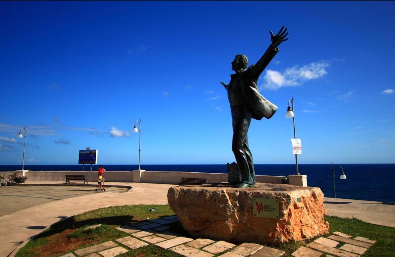 Polignano A Mare: Sulla Piazza Di Domenico Modugno Villa Esterno foto