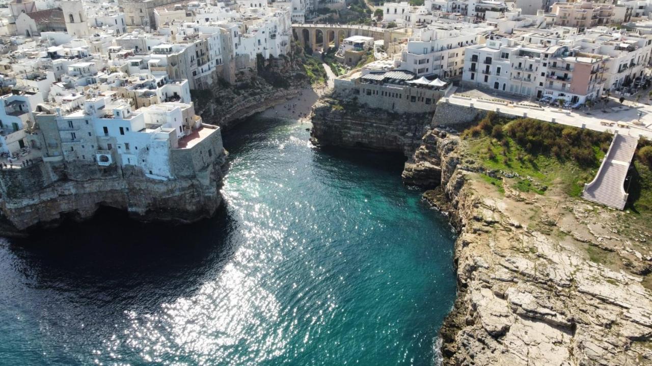 Polignano A Mare: Sulla Piazza Di Domenico Modugno Villa Esterno foto