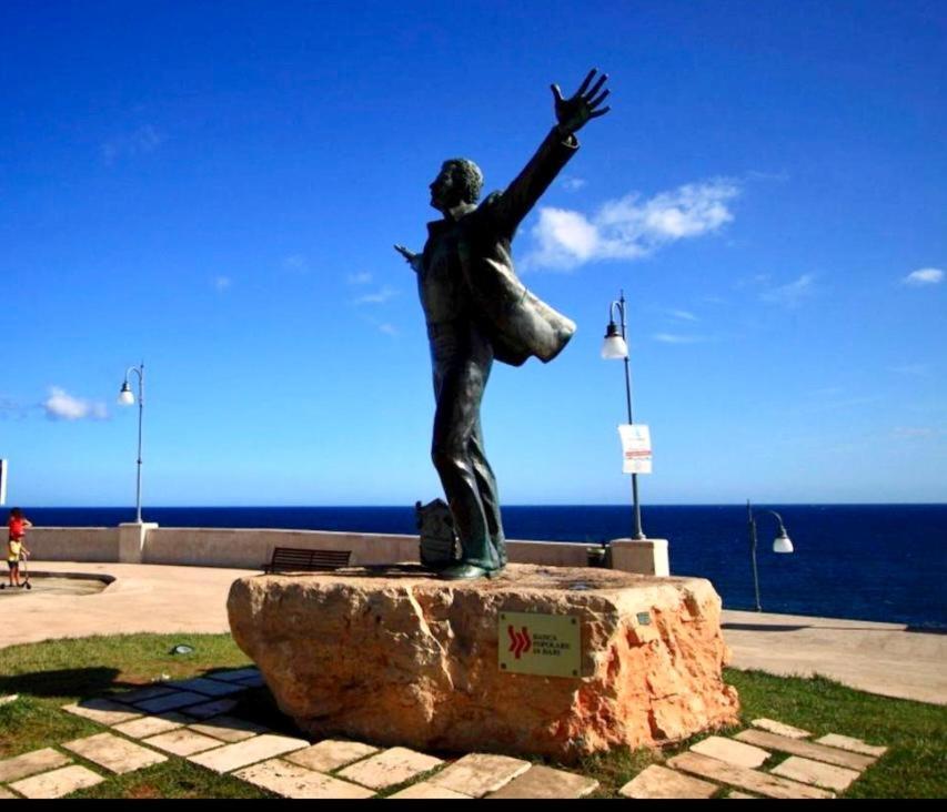 Polignano A Mare: Sulla Piazza Di Domenico Modugno Villa Esterno foto